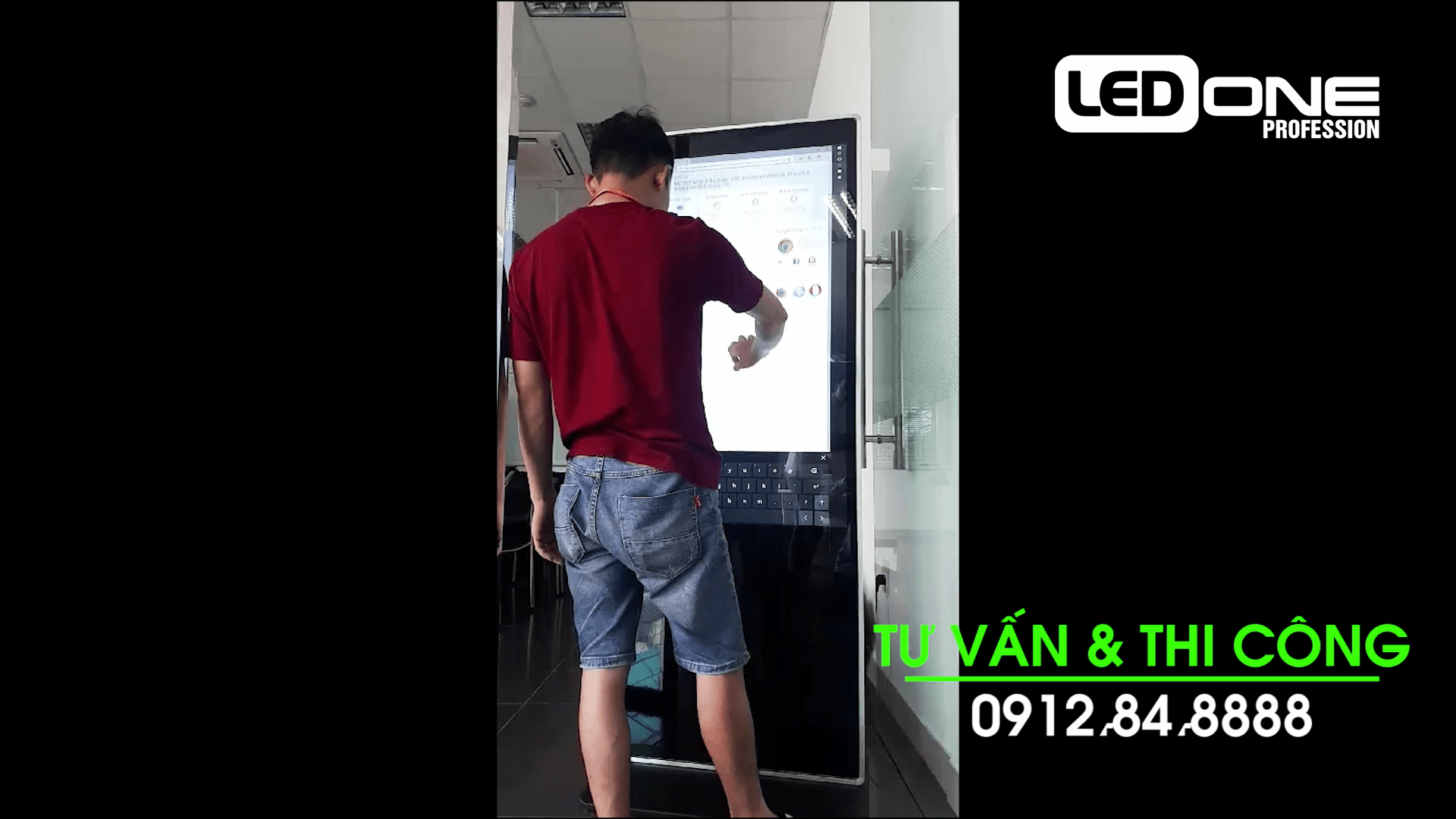 Lắp đặt màn hình LCD cảm ứng Chân Đứng 43 inch tại Công ty TNHH Đỉnh Vàng - Hải Phòng  