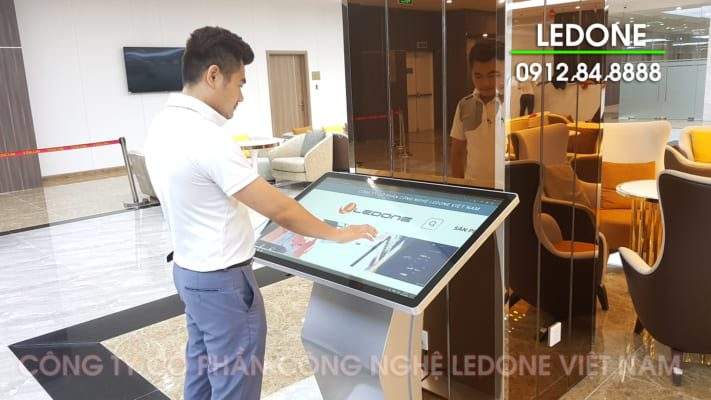 Thi công màn hình LCD cảm ứng 32 inch tại VinCity TP Hồ Chí Minh  