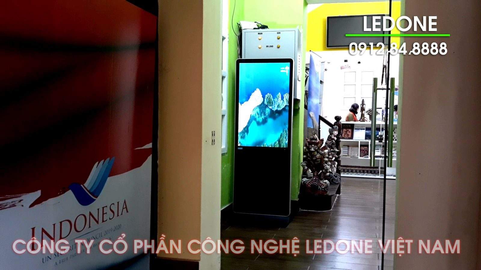 Giải pháp màn hình quảng cáo LCD chân đứng tại các nhà hàng  