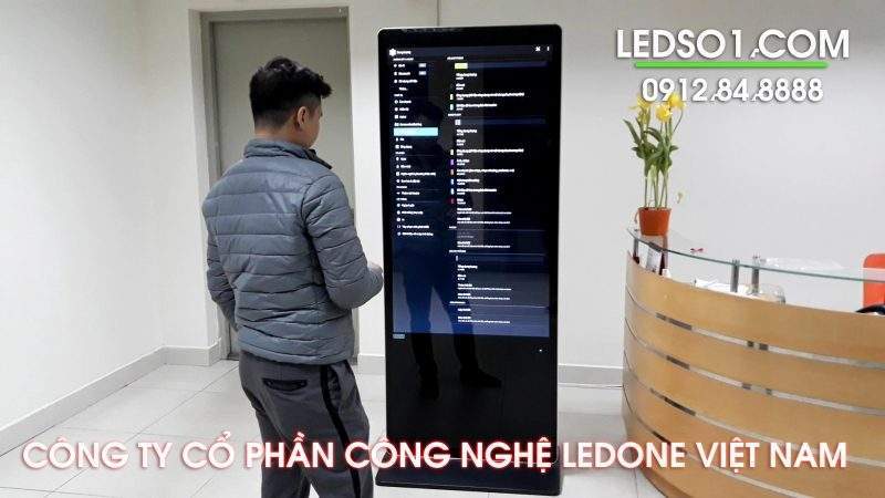 Màn hình quảng cáo LCD chân đứng thường được đặt ở vị trí nào?  