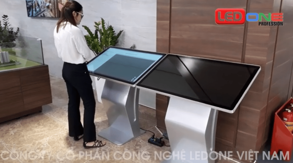 Thi công màn hình chân quỳ 49 inch cảm ứng tại Vincity Hà Nội  