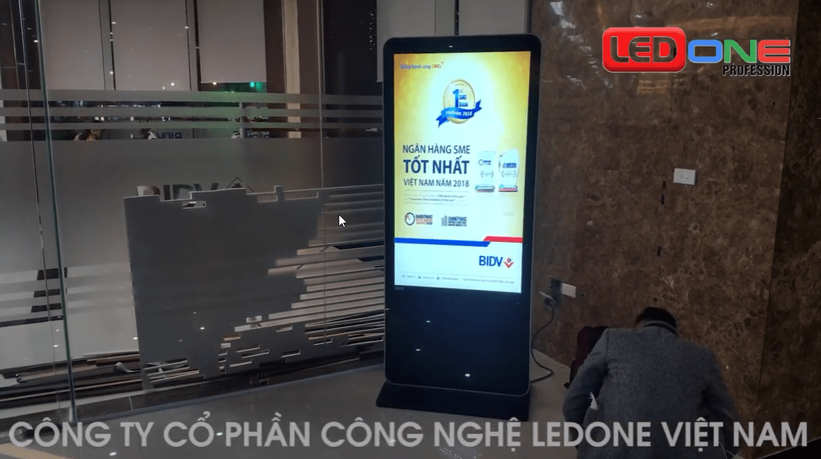 Thi công màn hình quảng cáo chân đứng LCD 55 inch tại BIDV  