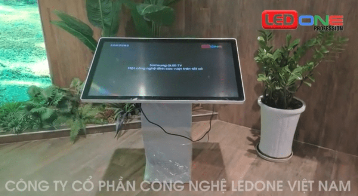 Thi công màn hình quảng cáo chân quỳ 43 inch tại Viglacera  