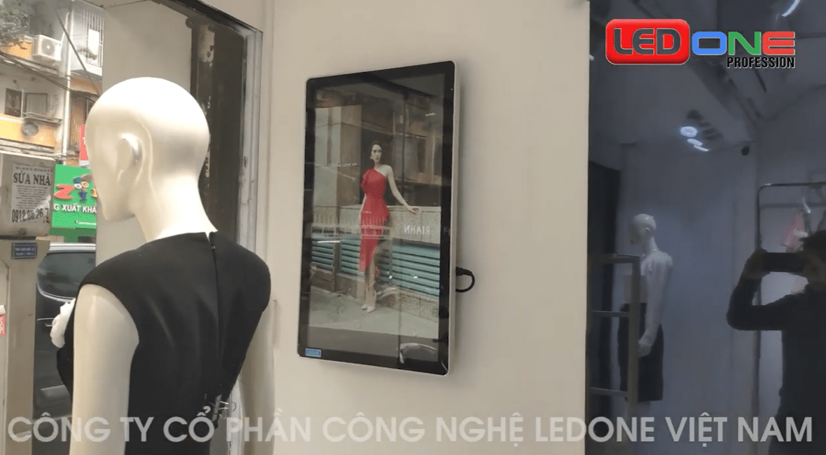 Thi công màn hình quảng cáo treo tường 22 inch tại Shop thời trang HEBE, Hà Nội  