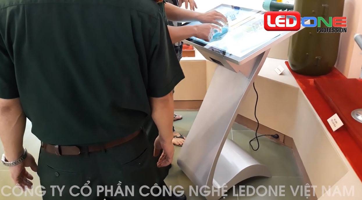 Lắp đặt màn hình quảng cáo chân quỳ 32 inch nhà máy Z131 Thái Nguyên  