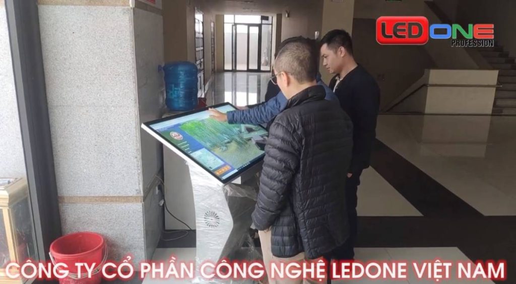 Thi Công Màn hình LCD tương tác Chân Quỳ 43 inch - Trải nghiệm tương tác tuyệt vời  