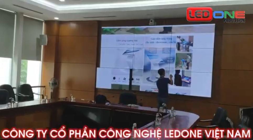 Lắp Ráp Thi Công Màn Hình LCD Ghép Tại Phòng Họp UBND Quận Long Biên  